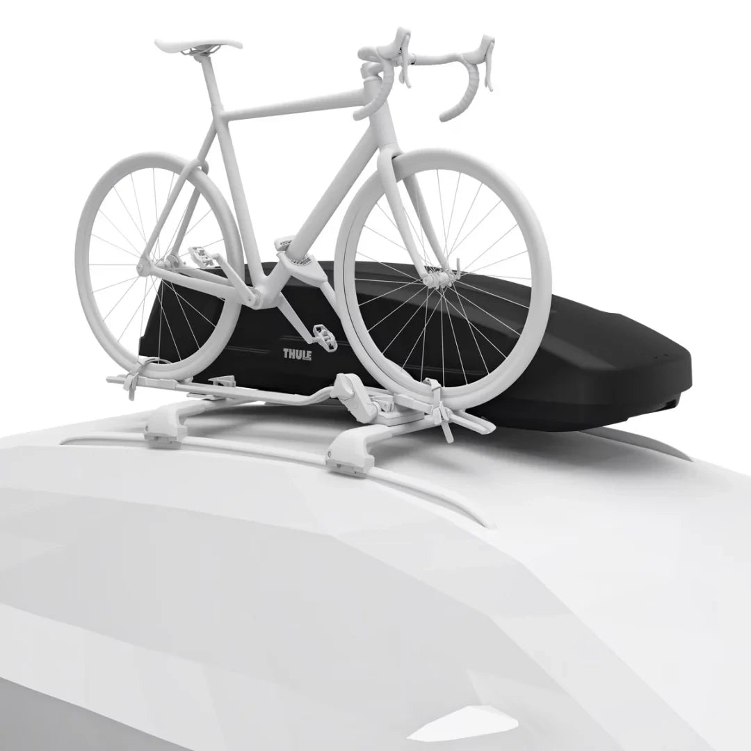 White road bike mounted beside the Thule Force XT Sport cargo box on a white car’s roof.