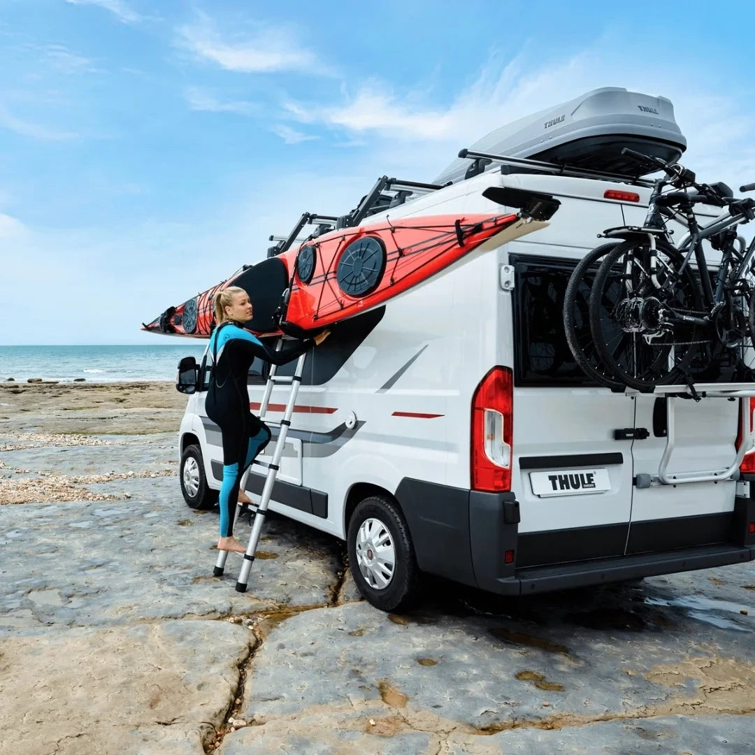 Thule Hullavator Pro on car parked near a beach