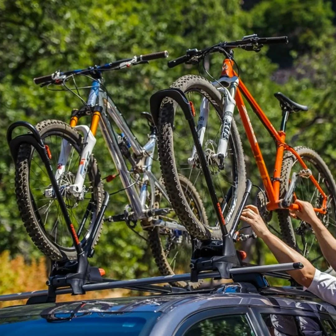 Yakima FrontLoader fixed on car roof, person putting bikes on