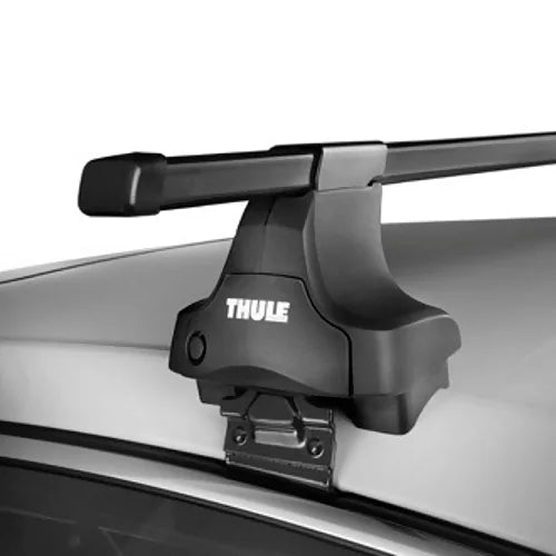 Thule 480 Traverse Foot Pack mounted on vehicle roof with aerodynamic bar