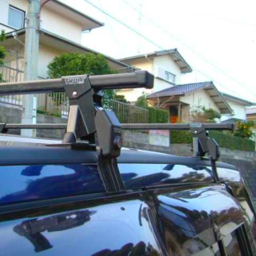 Thule 950 roof rack system installed on SUV roof showing strong grip and secure fitment