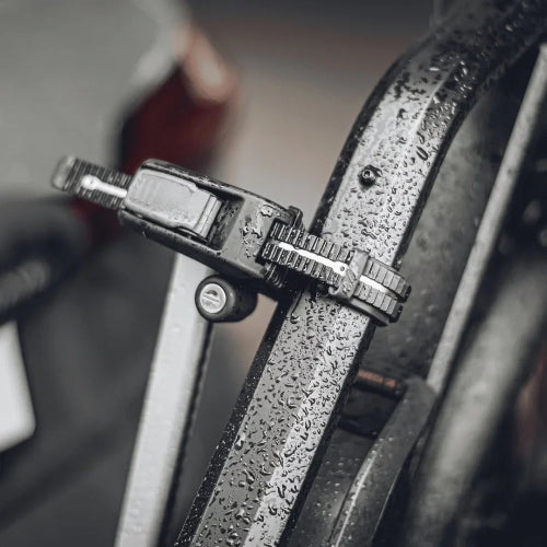 Close-up of Thule Epos ratcheting strap and locking system in wet conditions