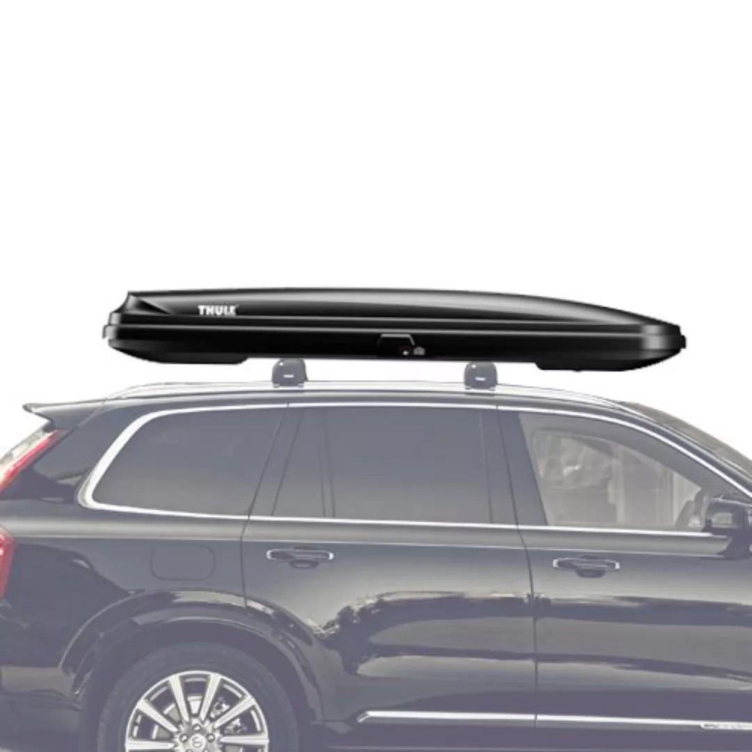 Side view of Thule Pulse Alpine mounted on vehicle – The box is mounted on the crossbars of an SUV, demonstrating its slim profile and fit.