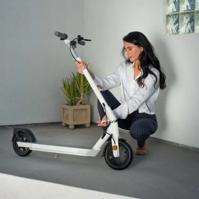 OKAI Neon ES20 eScooter getting foldet by woman