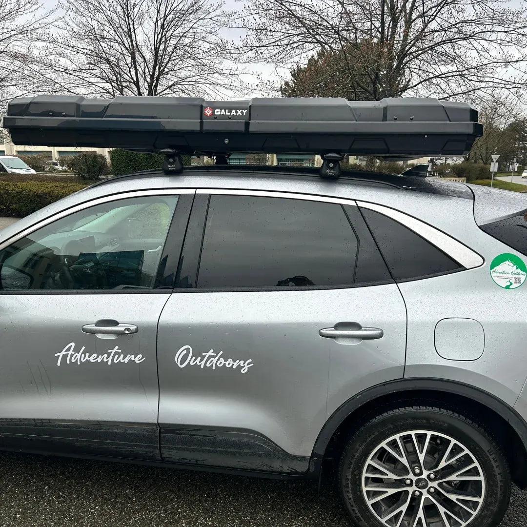 Side view of AO alpine cargo box installed on vehicle roof
