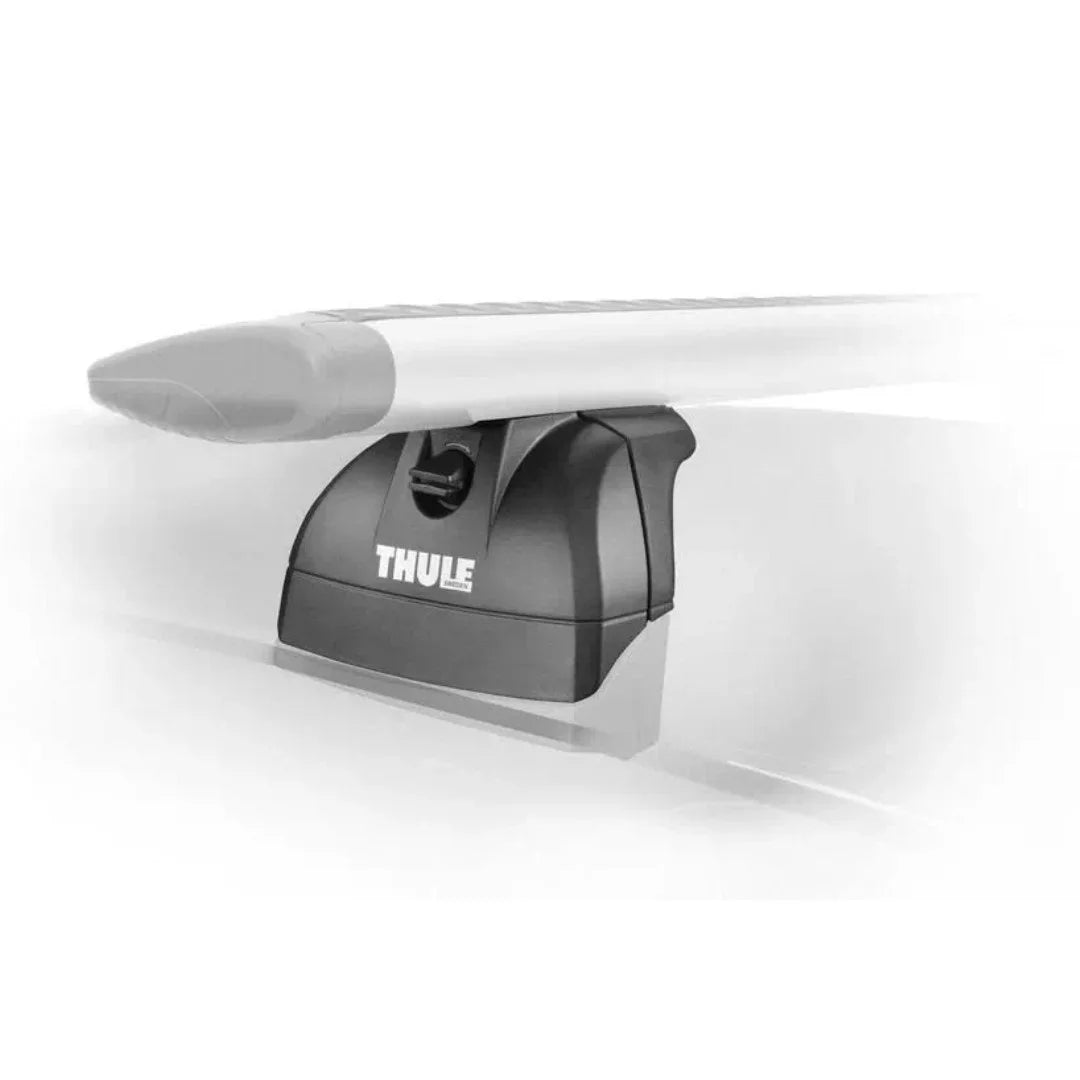 Thule 460R Rapid Podium Foot Pack visible under rack