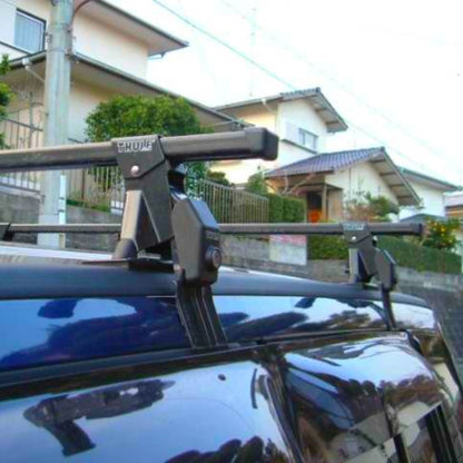 Thule 950 roof rack system installed on SUV roof showing strong grip and secure fitment