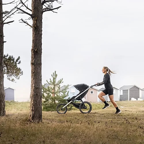 Integrated twist hand brake on handlebar of Thule Glide 3 for speed control on hilly terrain