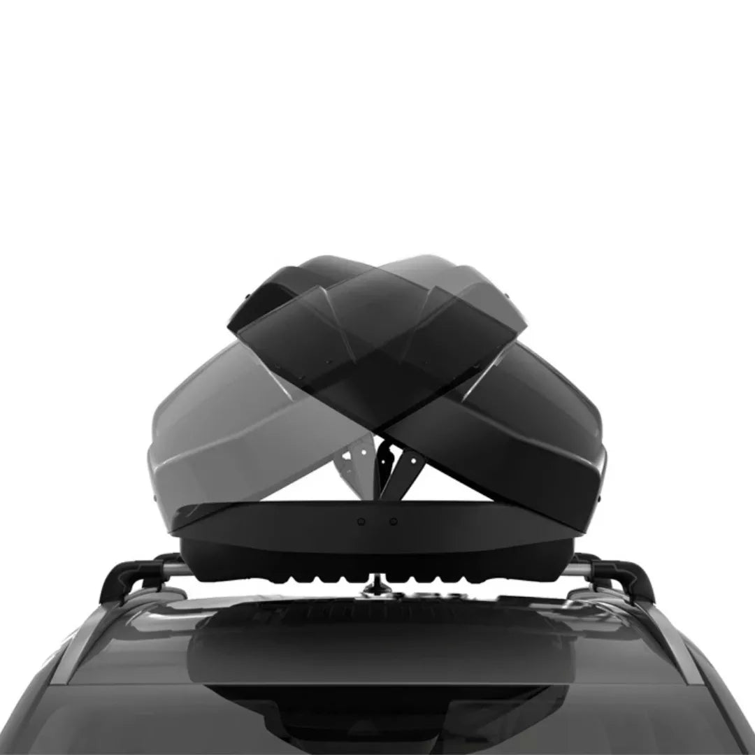Dual-sided lid opening demonstration of the Thule Motion XT on a white vehicle roof.

